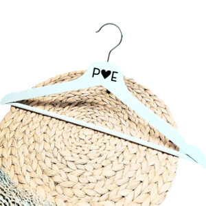 Een wit houten kleerhanger met daarop de bedrukking van de initialen met een hartje er tussen.