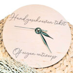 Een blanco houten ronde klok met zwarte wijzers en een opdruk naar eigen ontwerp, tekst of handgeschreven tekst