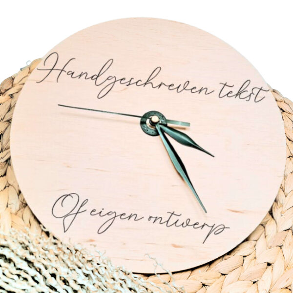 Een blanco houten ronde klok met zwarte wijzers en een opdruk naar eigen ontwerp, tekst of handgeschreven tekst