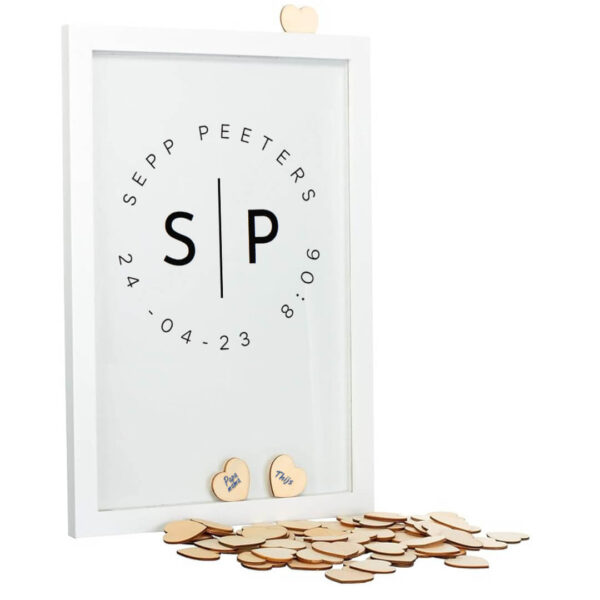 Een witte staande fotolijst met een zwarte opdruk van de initialen met daar omheen een cirkel van de volledige namen, datum en tijd.