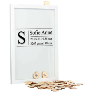 Een witte staande fotolijst met een zwarte opdruk van de beginletter, voornamen, datum, tijd, gewicht en lengte, geplaatst in kaders.