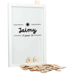 Een witte staande fotolijst met een zwarte opdruk van de naam met daarboven en onder een lijn onderbroken door een zon en de datum.