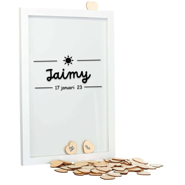 Een witte staande fotolijst met een zwarte opdruk van de naam met daarboven en onder een lijn onderbroken door een zon en de datum.