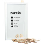 Een witte staande fotolijst met een zwarte opdruk van de naam met daaronder icoontjes van de datum, de tijd, de lengte en het gewicht.