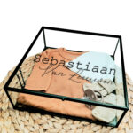 Vierkant glazen kistje met zwart frame en bedrukking van de voornaam met daaronder de achternaam in sierlijke letters.