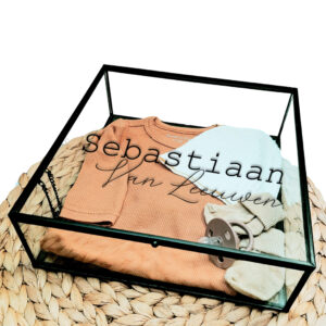 Vierkant glazen kistje met zwart frame en bedrukking van de voornaam met daaronder de achternaam in sierlijke letters.