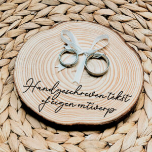 Rond ringplankje gemaakt van een boomstamschijf met ringen aan satijnen lint en een zwarte opdruk naar eigen ontwerp, tekst of handschrift