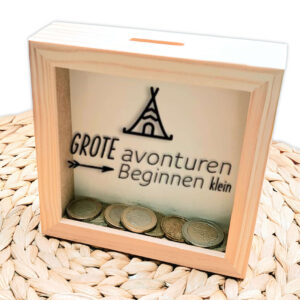 Een blanco houten vierkante spaarpot waarvan het glas bedrukt is met een tipi tent en daaronder de tekst: Grote avonturen beginnen klein.