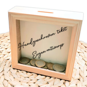 Een blanco houten vierkante spaarpot waarvan het glas bedrukt is naar eigen ontwerp, tekst of handgeschreven tekst