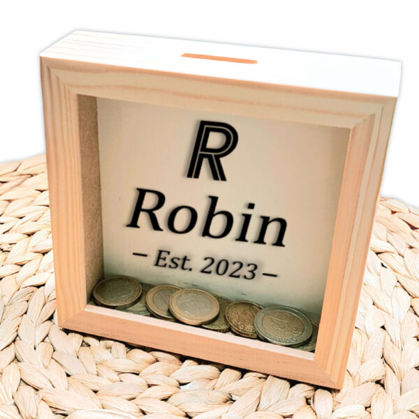 Een blanco houten vierkante spaarpot waarvan het glas bedrukt is met de voorletter met daaronder de voornaam en: est. + jaartal.