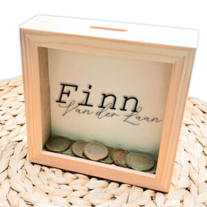 Een blanco houten vierkante spaarpot waarvan het glas bedrukt is met de voornaam en daaronder de achternaam in sierlijke dunne letters.
