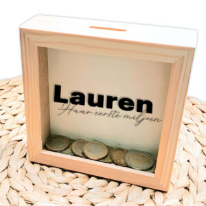 Een blanco houten vierkante spaarpot waarvan het glas bedrukt is met de naam en daaronder in sierlijke dunne letters; Zijn/Haar eerste miljoen