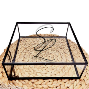 Glazen kistje met zwart frame en een opdruk van 2 in elkaar verweven sierlijke initialen