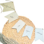 Blanco houten vlaggetjes aan een jute touw waarvan de vlaggetjes naar eigen ontwerp, tekst of handschrift bedrukt kunnen worden.