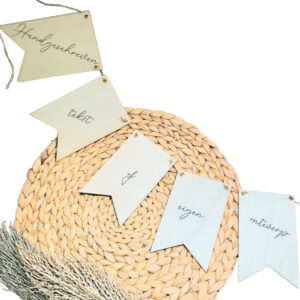 Blanco houten vlaggetjes aan een jute touw waarvan de vlaggetjes naar eigen ontwerp, tekst of handschrift bedrukt kunnen worden.