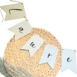 Blanco houten vlaggetjes aan een jute touw met op elk vlaggetje een zwarte sierlijke letter.