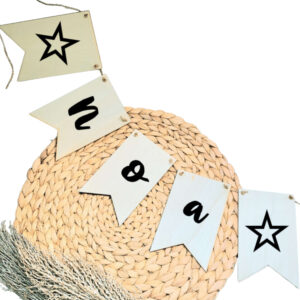 Blanco houten vlaggetjes aan een jute touw met op elke vlag een zwarte letter die samen een naam vormen en op de buitenste vlaggen een ster.