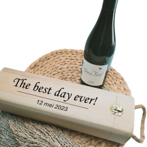 Houten rechthoekige wijnkist met touw als handvat met opdruk van een onderstreepte tekst: Best day ever! met daaronder de datum
