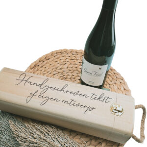 Houten rechthoekige wijnkist met touw als handvat met opdruk van een eigen ontwerp, tekst of handschrift.