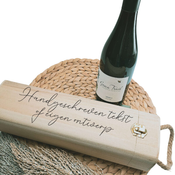 Houten rechthoekige wijnkist met touw als handvat met opdruk van een eigen ontwerp, tekst of handschrift.