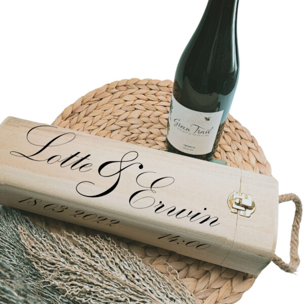 Houten rechthoekige wijnkist met touw als handvat met sierlijke bedrukking van de namen en op de andere zijde de datum en tijd.