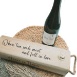 Houten rechthoekige wijnkist met touw als handvat met opdruk van de namen en op de andere zijde de tekst: When two souls meet and fall in love