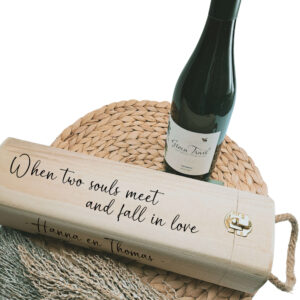 Houten rechthoekige wijnkist met touw als handvat met opdruk van de namen en op de andere zijde de tekst: When two souls meet and fall in love