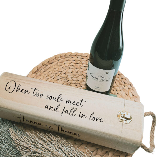 Houten rechthoekige wijnkist met touw als handvat met opdruk van de namen en op de andere zijde de tekst: When two souls meet and fall in love