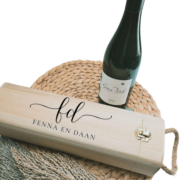 Houten rechthoekige wijnkist met touw als handvat met opdruk van 2 sierlijk in elkaar verweven initialen met daaronder de namen.