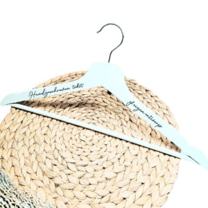 Een wit houten kleerhanger met een opdruk naar eigen ontwerp, tekst of handgeschreven tekst